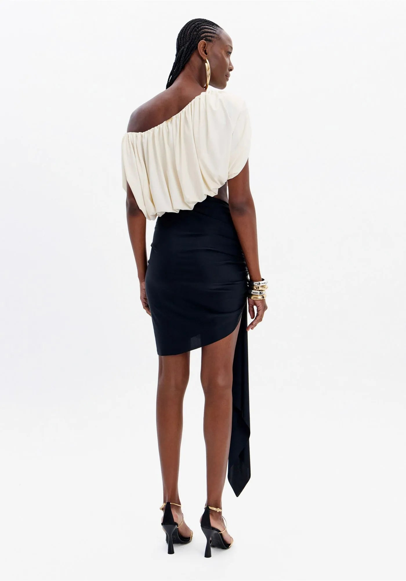 Vestido Curto Ombro Branco e Preto