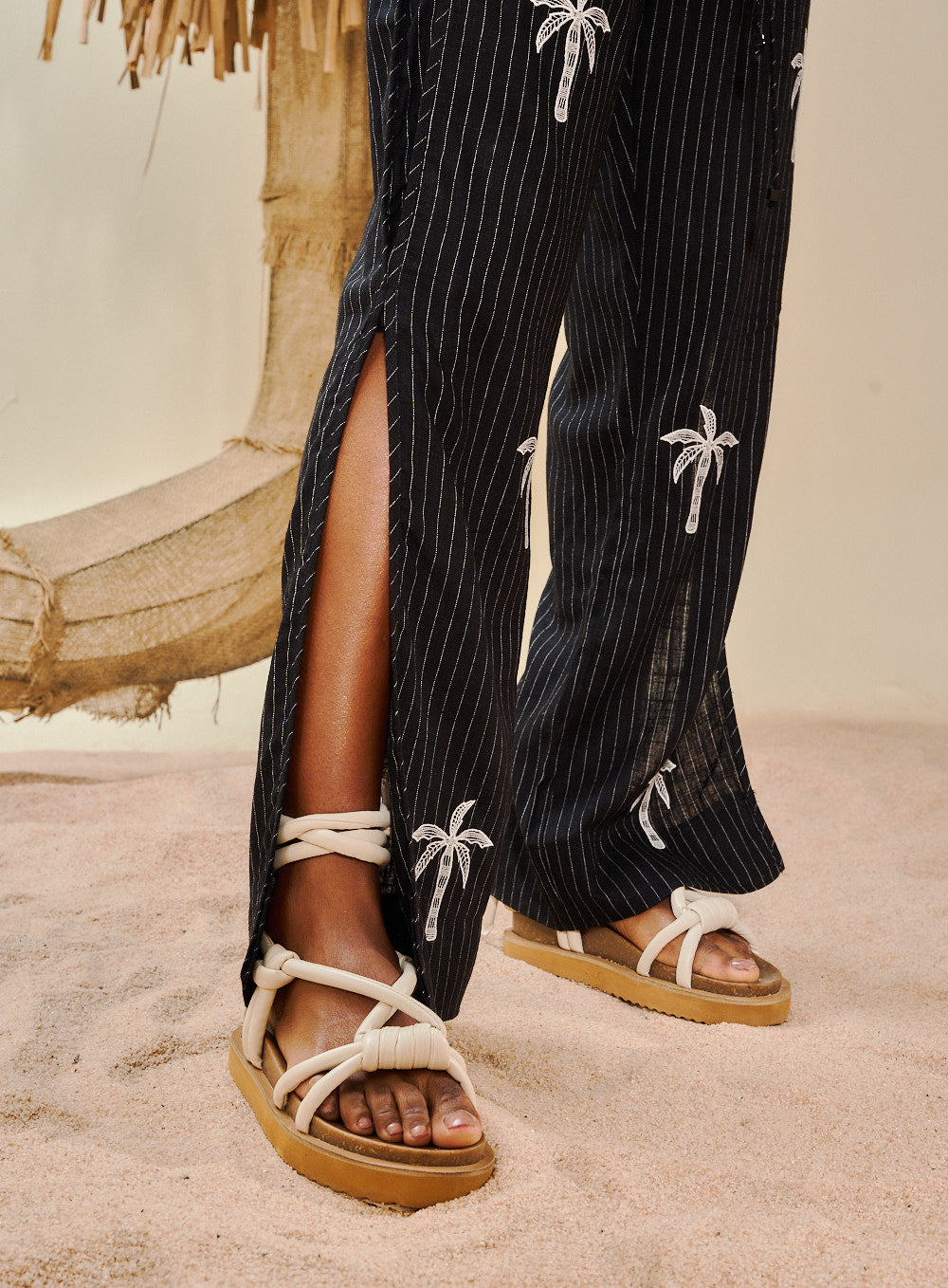 Calça Linho Listrado Com Bordado Listrado