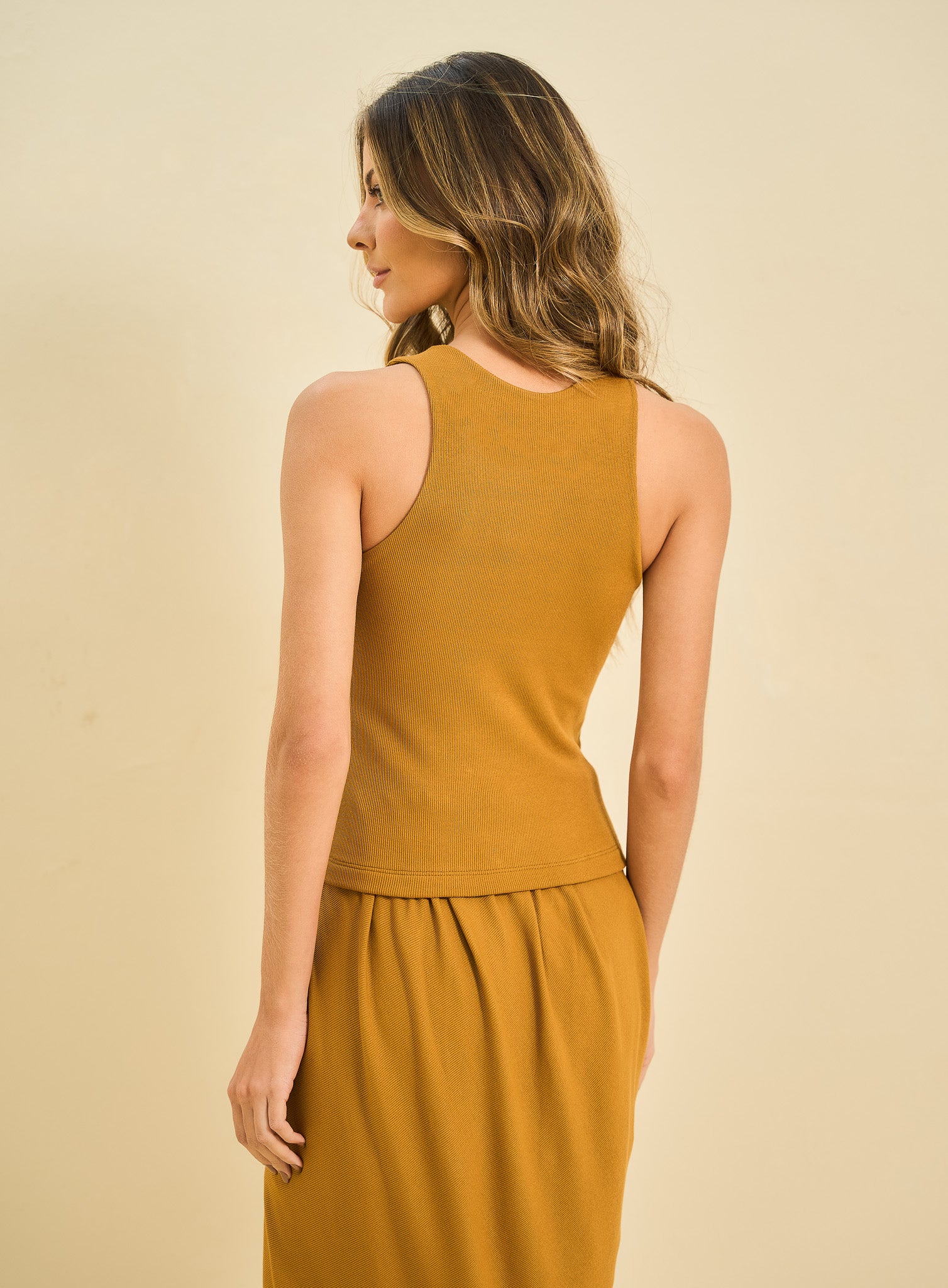 Regata Detalhe Dourado Marrom Cominho