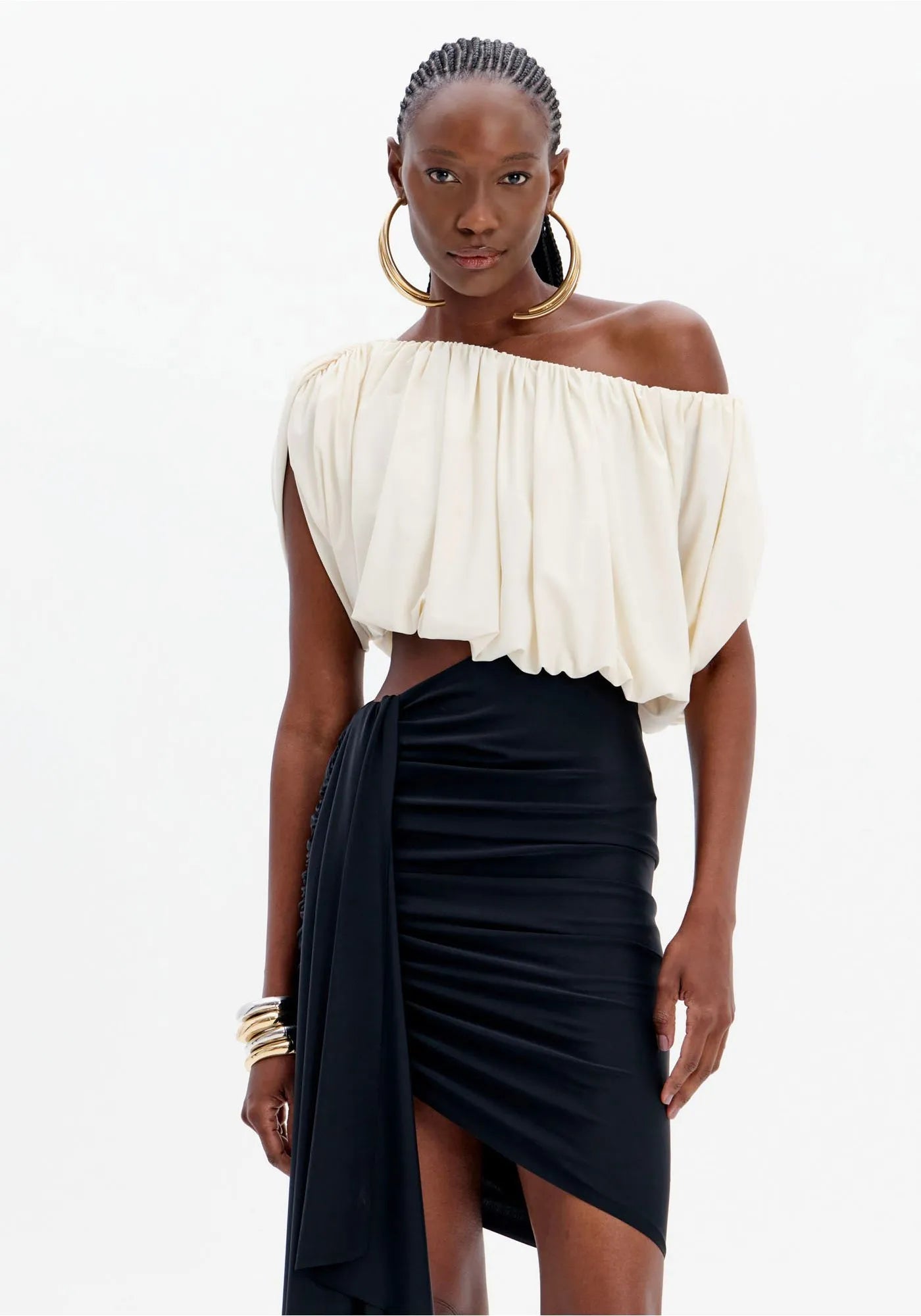 Vestido Curto Ombro Branco e Preto