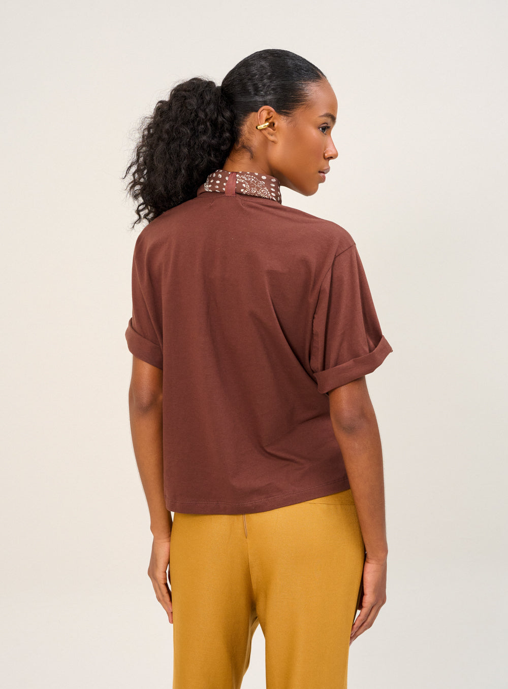 Camiseta Com Lenço Estampado Marrom Shaved