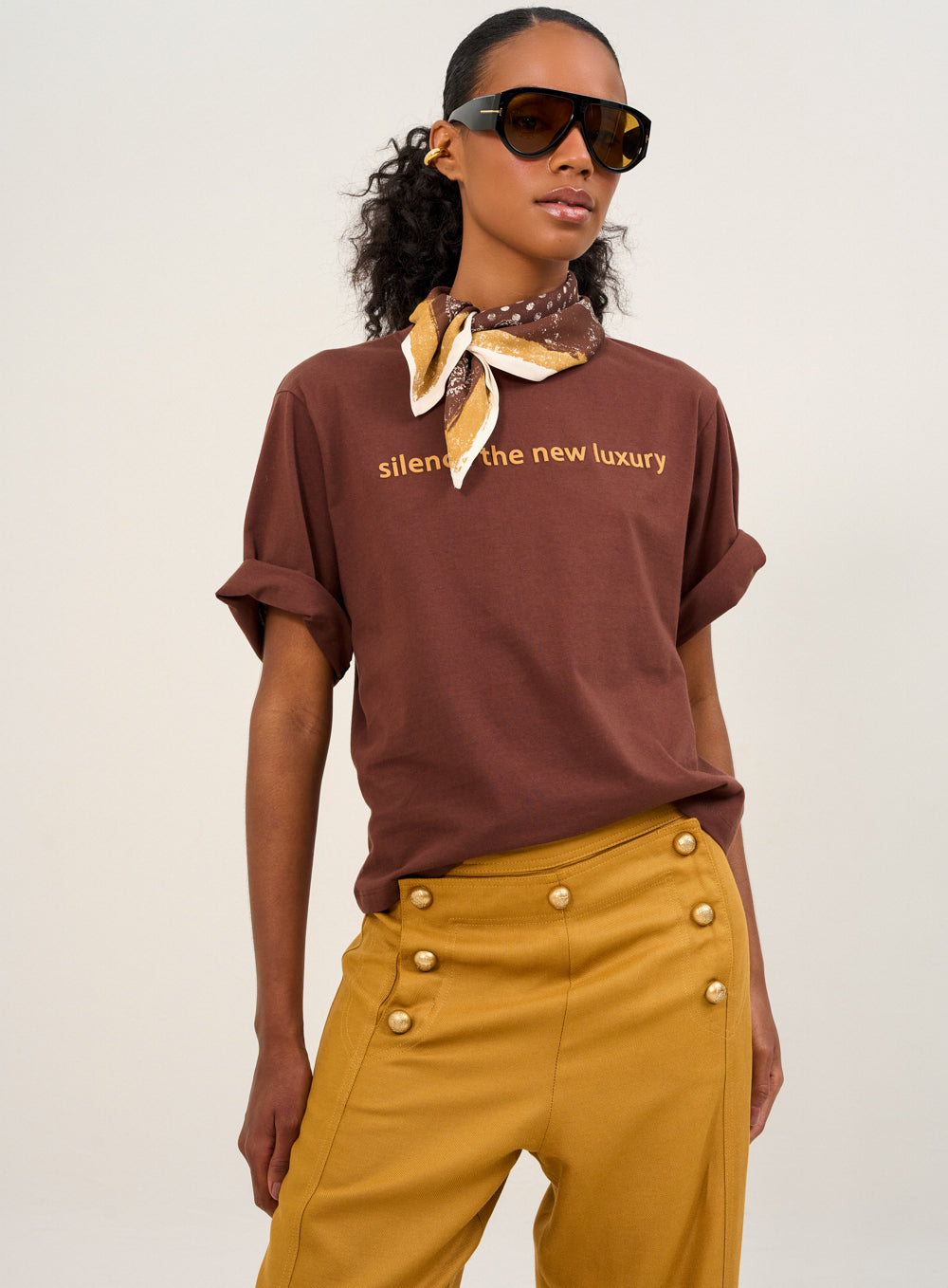 Camiseta Com Lenço Estampado Marrom Shaved