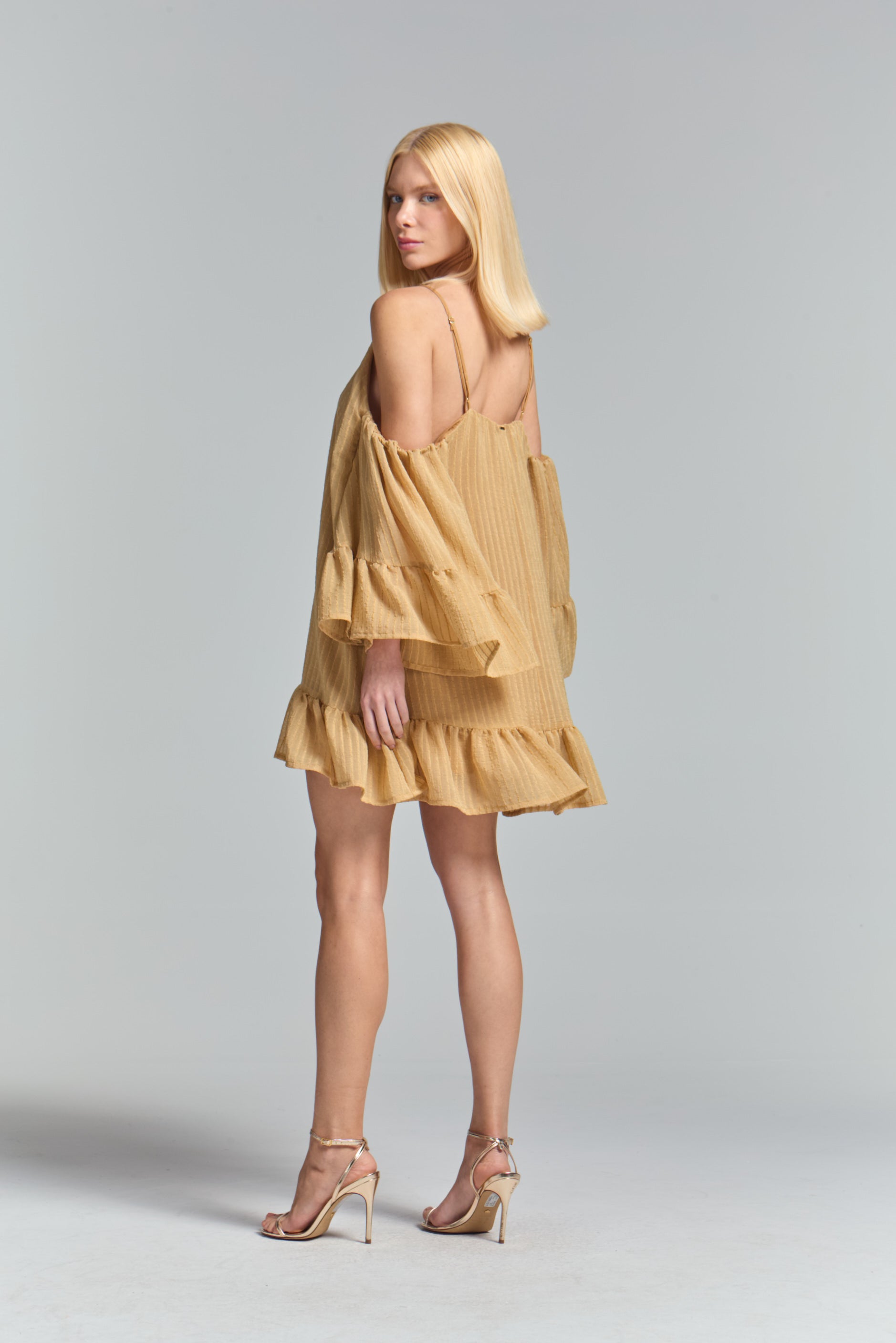 Vestido Bege Egido Curto