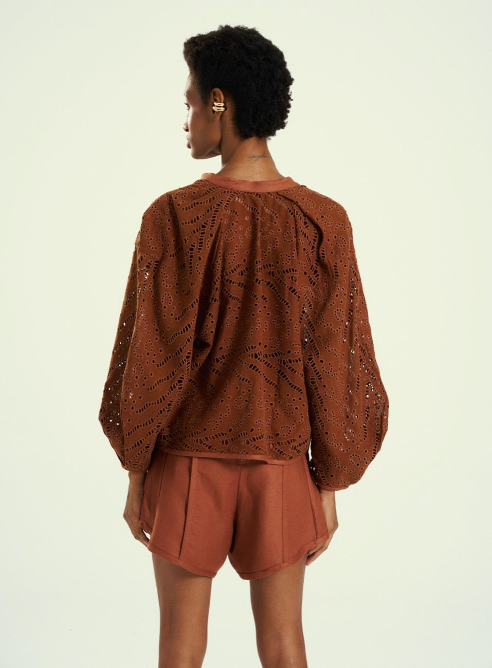 Blusa Linho Bordado Marrom Cheastnu